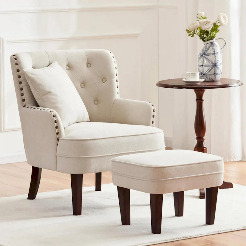 Poltrona d’accento con schienale alto ad ali, rivestimento in lino trapuntato e bordino con borchie, beige-grigio