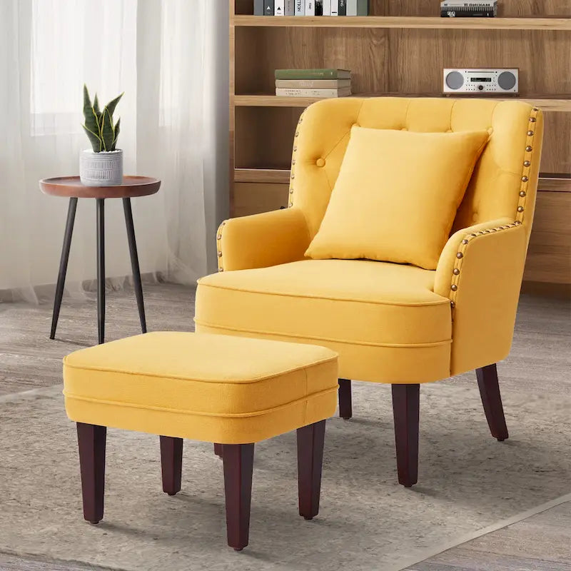 Poltrona d’accento con schienale alto ad ali, rivestimento in lino trapuntato e bordino con borchie, beige-grigio