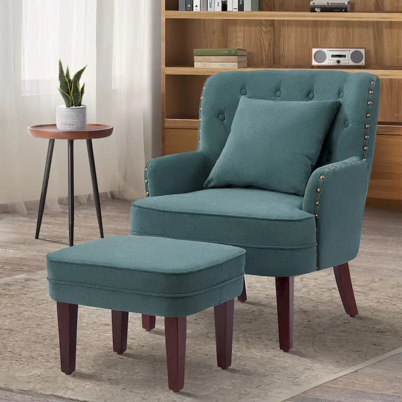 Poltrona d’accento con schienale alto ad ali, rivestimento in lino trapuntato e bordino con borchie, beige-grigio