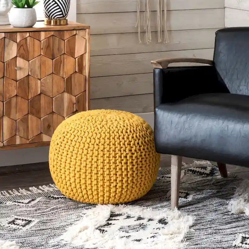 Runder gestrickter, gefüllter Ottoman-Pouf in verschiedenen Farben