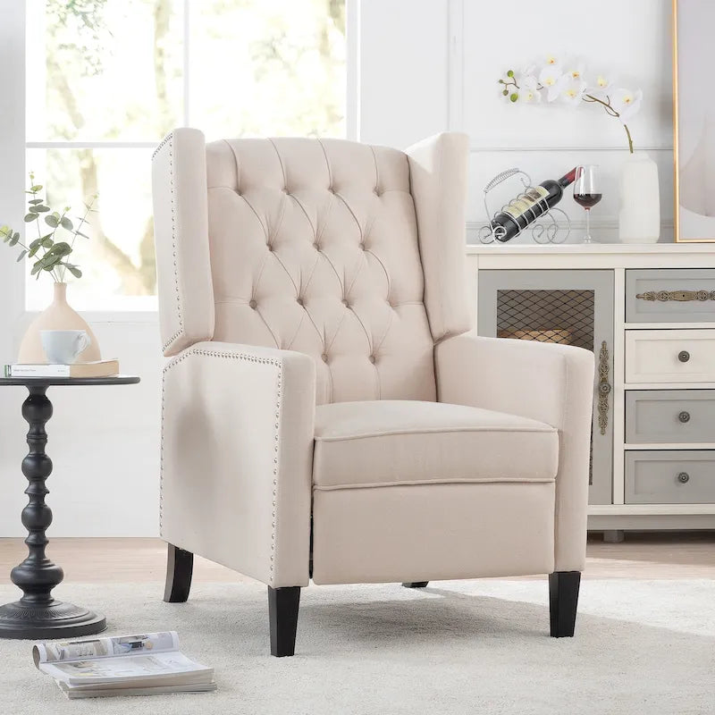 Poltrona decorativa reclinabile con schienale alato trapuntato, reclinazione manuale a spinta e finiture con borchie